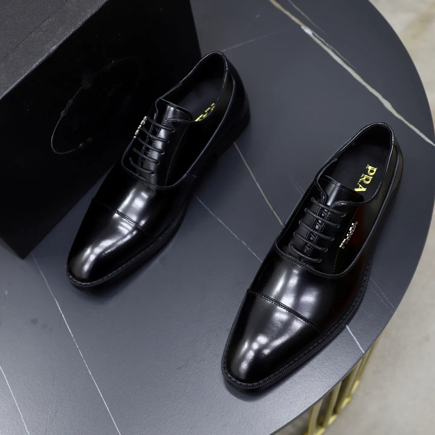 Ex-factory price: 540💰🙅‍♂️🙅‍♂️🙅‍♂️ Brand: PRADA Standard code: Men's code 38-44 (45 can be customized) Grade: Same style as the official website Original order quality Material: Original cowhide surface Comfortable cowhide lining Original outsole Style category: Men's fashionable casual leather shoes Distinguished big-name luxury elements Top luxury Color: actual picture color